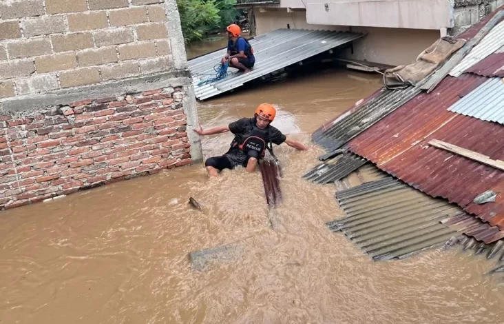 Bantu Evakuasi, Tim DMC Dompet Dhuafa Siagakan Personel di dalam di Sejumlah Titik Banjir