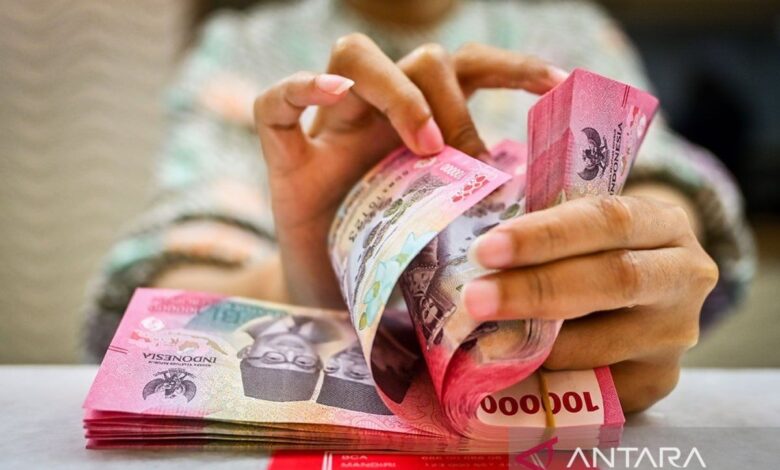 Rupiah menguat dipengaruhi pelemahan data sektor perekonomian Negeri Paman Sam